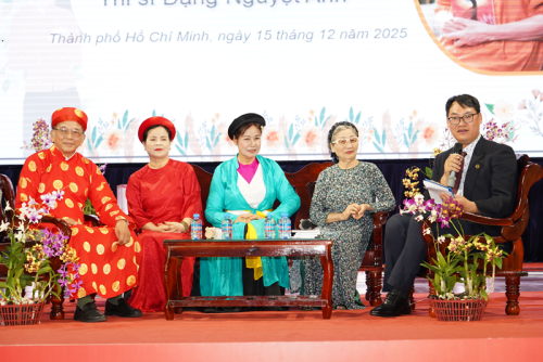 Sinh viên Viện Dược học lắng nghe câu chuyện đời – chuyện thơ từ thi sĩ Đặng Nguyệt Anh